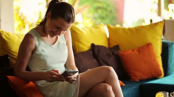 Empresária de mensagens de texto no smartphone em casa — Vídeo de Stock