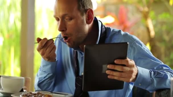 Uomo d'affari con tablet durante la colazione — Video Stock