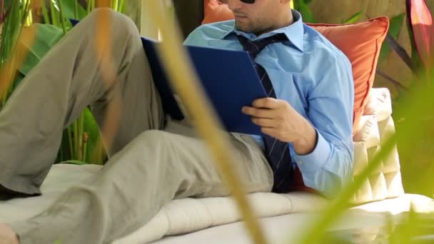 Businessman reading documents in gazebo — Stock Video