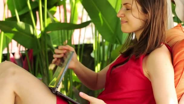 Woman with laptop relaxing in gazebo — Stock Video