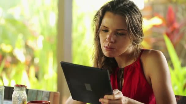 Woman with tablet eating lunch — Stock Video