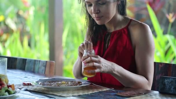 Mujer añadiendo mermelada en panqueque — Vídeos de Stock