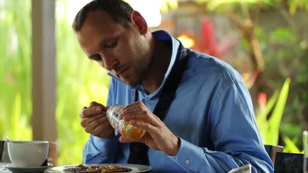 Homem adicionando geléia na panqueca — Vídeo de Stock