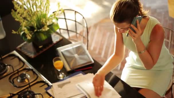 Angry businesswoman with cellphone — Stock Video