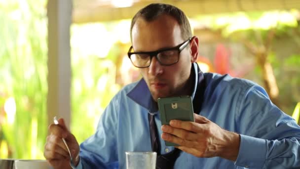 Uomo d'affari con smartphone che fa colazione — Video Stock