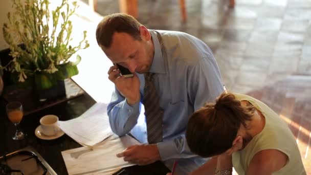 Pareja de negocios leyendo documento en casa — Vídeos de Stock