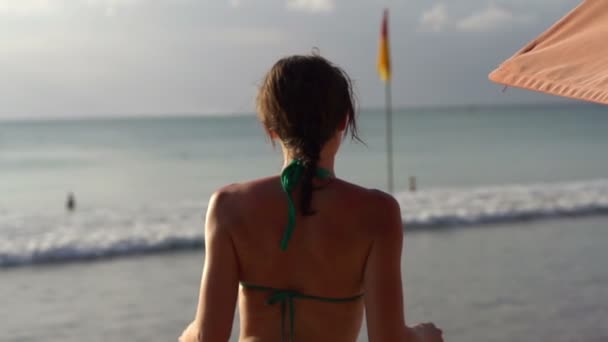 Mujer en bikini estirándose por el mar — Vídeo de stock