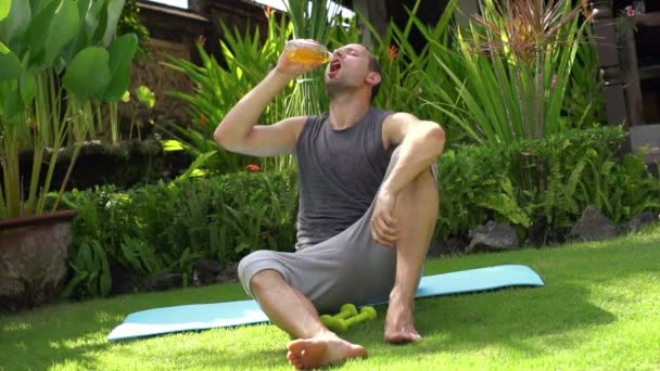 Homme boire une boisson isotonique après l'entraînement — Video