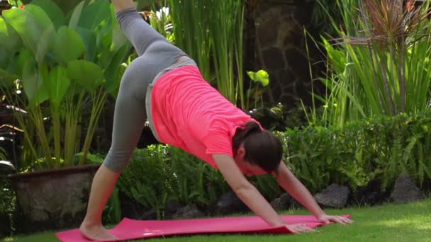 Mulher se exercitando no jardim — Vídeo de Stock