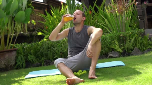 Мужчина пьет изотонический напиток после тренировки — стоковое видео