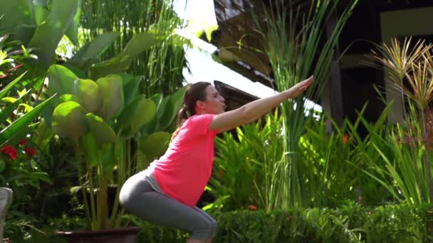 Woman doing squats, exercising — Stock Video