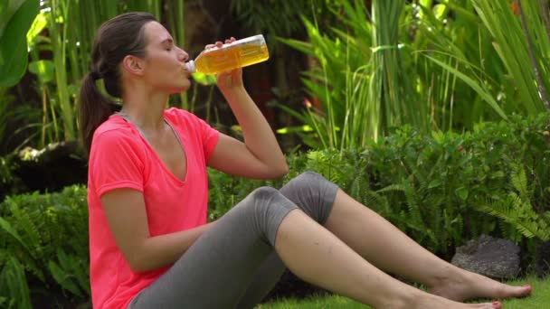 Woman drinking isotonic drink after workout — Stock Video