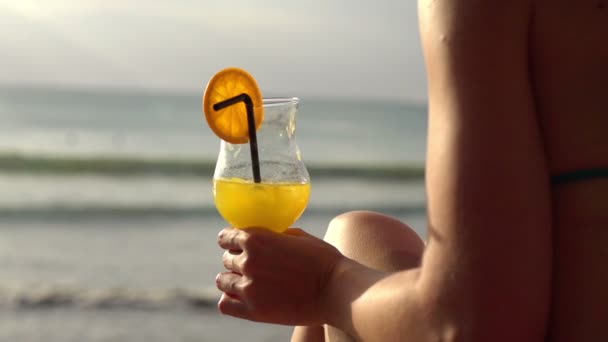Donna che tiene cocktail via mare — Video Stock