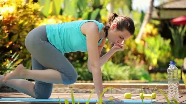 Frau beim Sport im Garten — Stockvideo