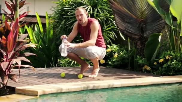 Man die water drinkt na de training — Stockvideo