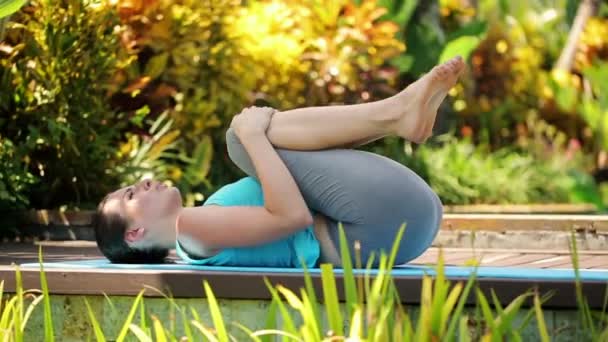 Žena odpočívá po cvičení — Stock video