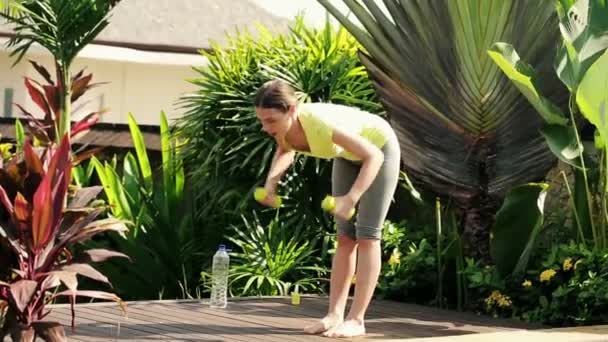 Mujer haciendo ejercicio con pesas — Vídeo de stock