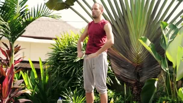 Homme faisant exercice de respiration sur la plate-forme — Video