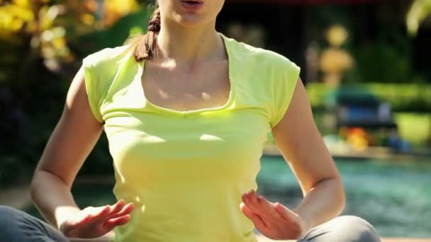 Женщина делает дыхательные упражнения — стоковое видео