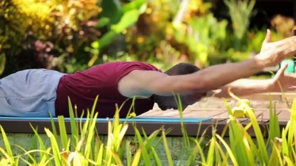 Man exercising on wooden platform — Stock Video