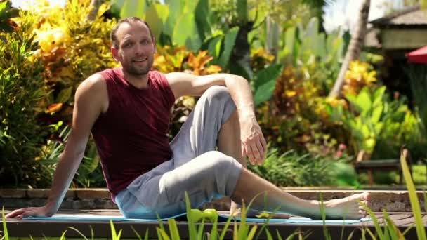 운동 후 휴식 하는 행복 한 사람 — 비디오