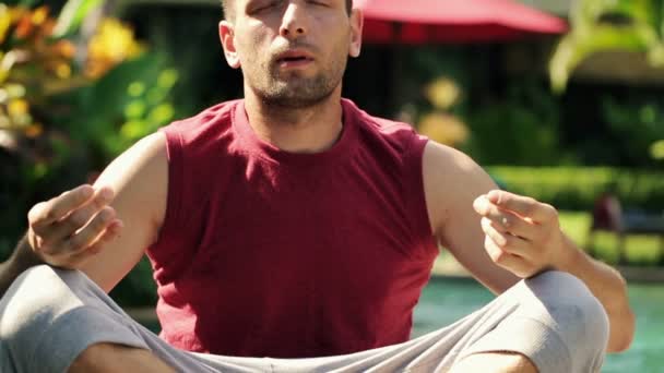 Hombre meditando en el jardín — Vídeos de Stock