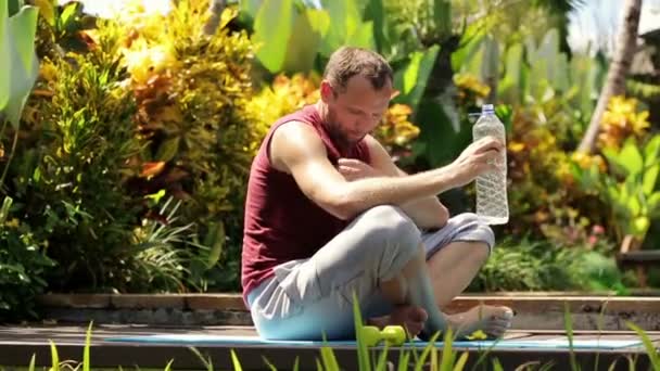 Man die water drinkt na de training — Stockvideo