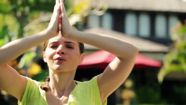 Mujer atractiva meditando en el jardín — Vídeo de stock