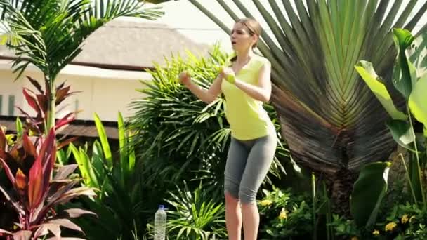 Mujer haciendo sentadillas con mancuernas — Vídeo de stock