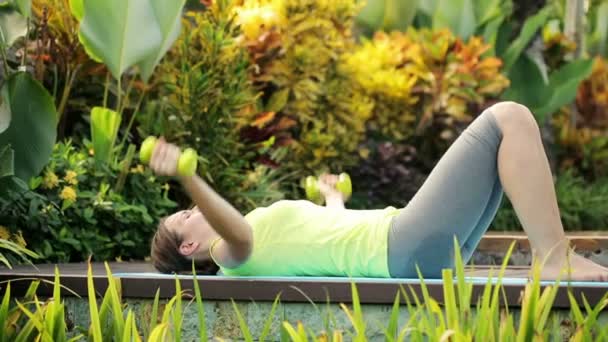 Mujer haciendo ejercicio con pesas — Vídeos de Stock