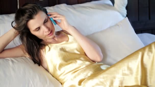 Woman lying and talking on cellphone — Stock Video