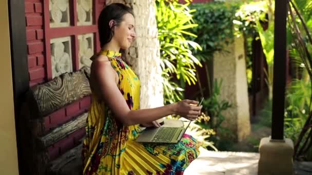 Woman with laptop relaxing on bench — Stock Video