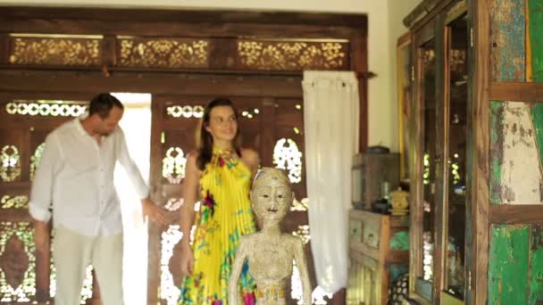 Пара посещений магазина колониальной мебели — стоковое видео