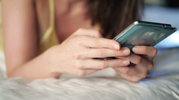 Жіночі руки смс на смартфоні — стокове відео