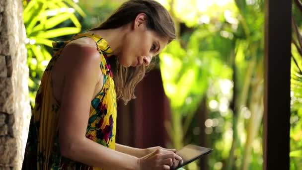 Woman with tablet sitting on bench — Stock Video