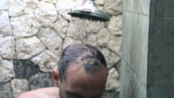 Young man taking shower — Stock Video