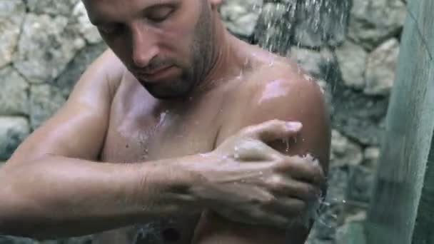 Hombre lavando su cuerpo bajo la ducha — Vídeos de Stock