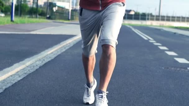 Jogger courir sur la route en ville — Video