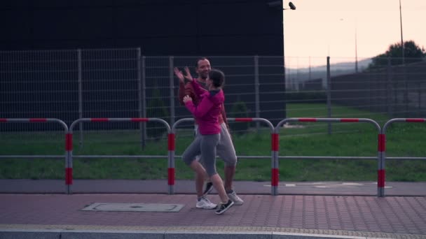 Uomo mobilitare corridore femminile in città — Video Stock