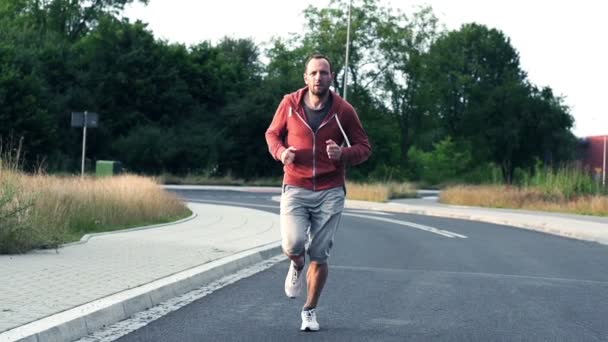 Jogger asfaltweg waarop — Stockvideo