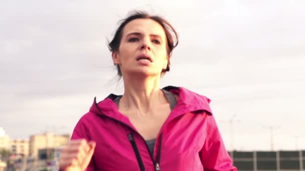 Jeune femme jogging dans la ville — Video