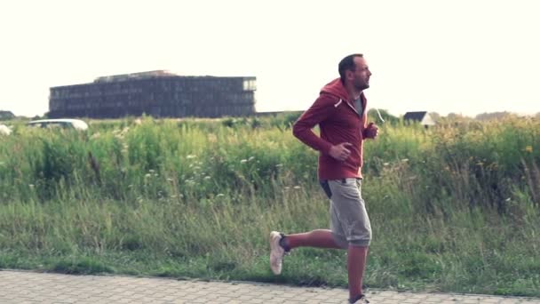 Джоггер бігає в сільській місцевості — стокове відео