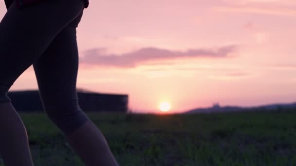 Kvinnan jogging under solnedgången — Stockvideo