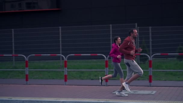 Casal jogging na cidade — Vídeo de Stock