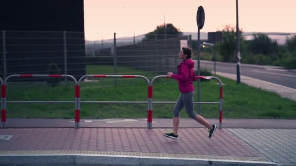 Jovem mulher correndo na cidade — Vídeo de Stock