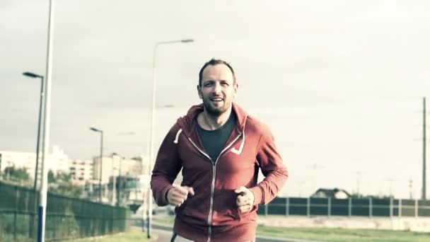 Jeune homme jogging en ville — Video