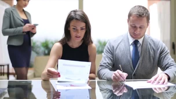 Gente de negocios firmando documentos en la oficina — Vídeo de stock