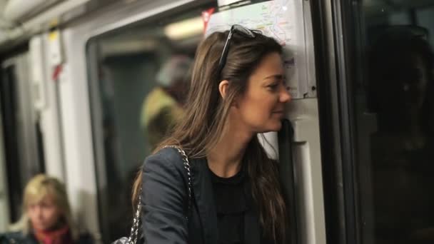 Felice bella donna guida treno della metropolitana — Video Stock
