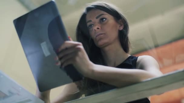 Businesswoman working on tablet computer in the office — Stock Video