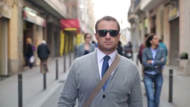 Un jeune homme d'affaires confiant marche dans la ville — Video